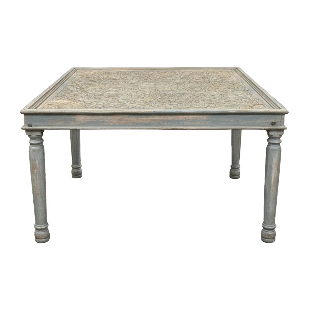 Mesa cuadrada tallada