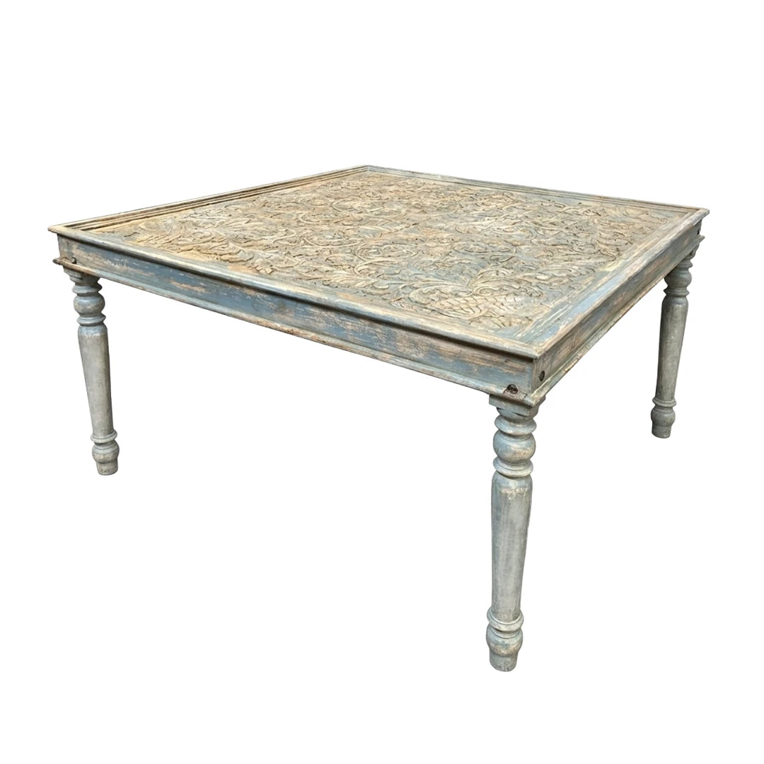 Mesa cuadrada tallada