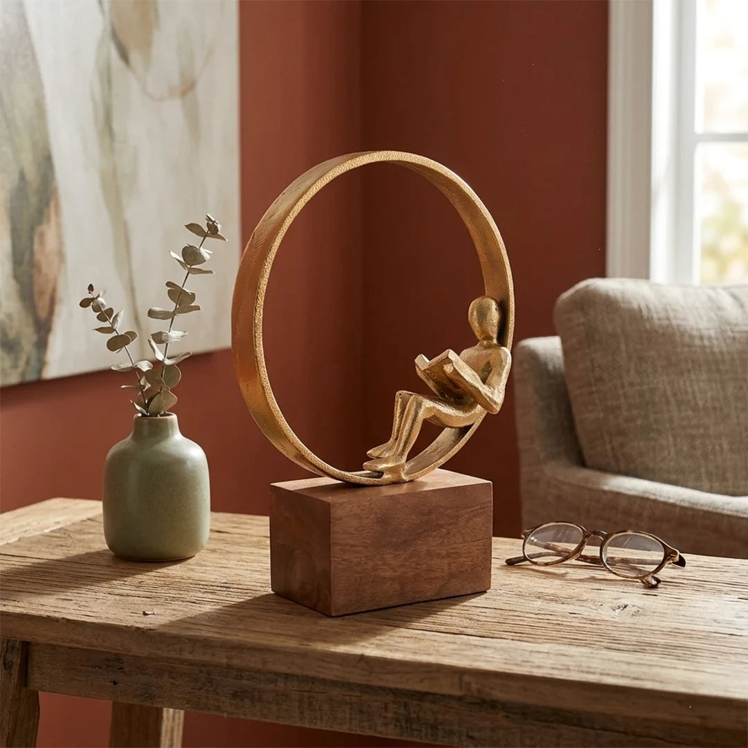 Escultura hombre leyendo