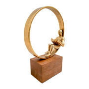 Escultura hombre leyendo
